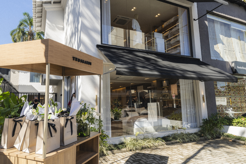 CASA E DESIGN - Trussardi inaugura novo espaço em São Paulo com presença de referências do décor brasileiro