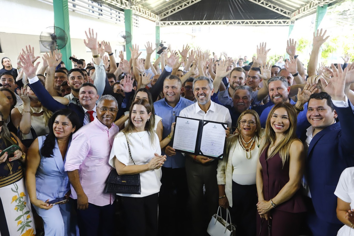 Elmano de Freitas reúne prefeitos e vereadores em torno de pautas municipalistas