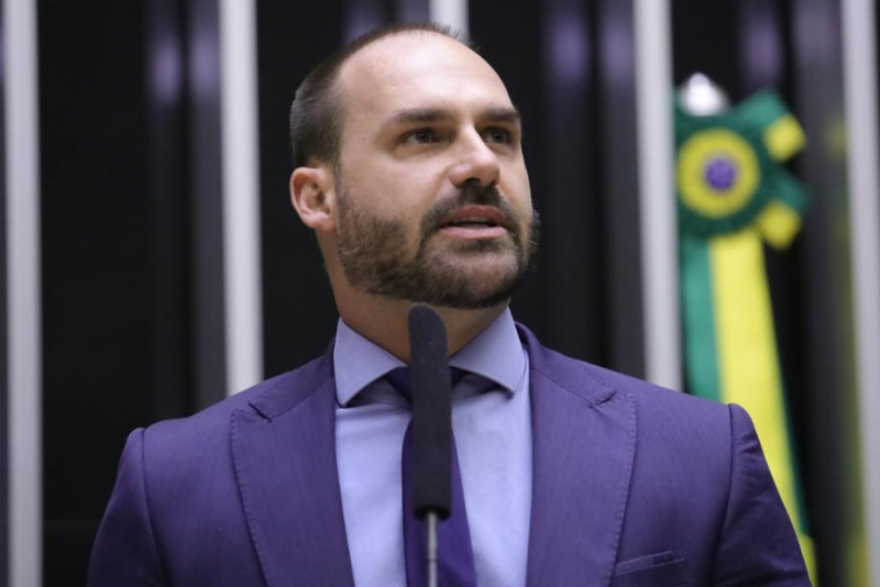 Condenação de Eduardo Bolsonaro pelo STF acirra clima polarizado na política
