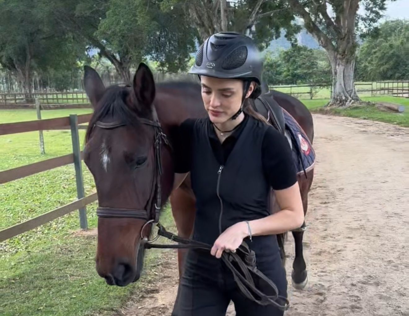 Isabelle Drummond apresenta Pandora, nova companheira de seus treinos de hipismo
