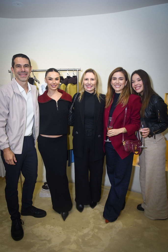 Isis Valverde E Marcus Buaiz, Cunhada E Primas 35
