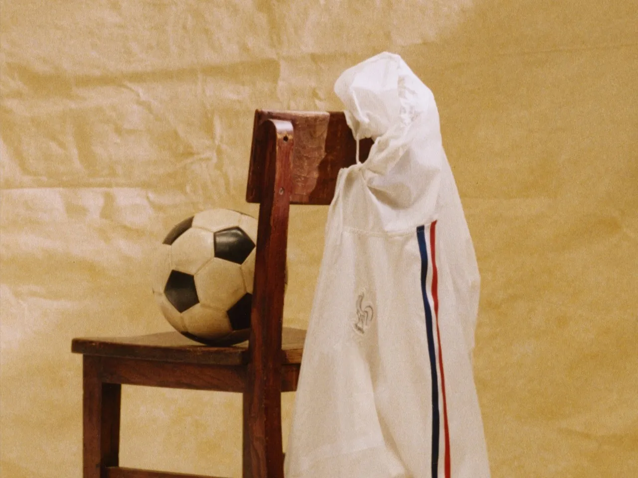 Jacquemus leva referências do futebol para a Galeries Lafayette durante a Copa do Mundo