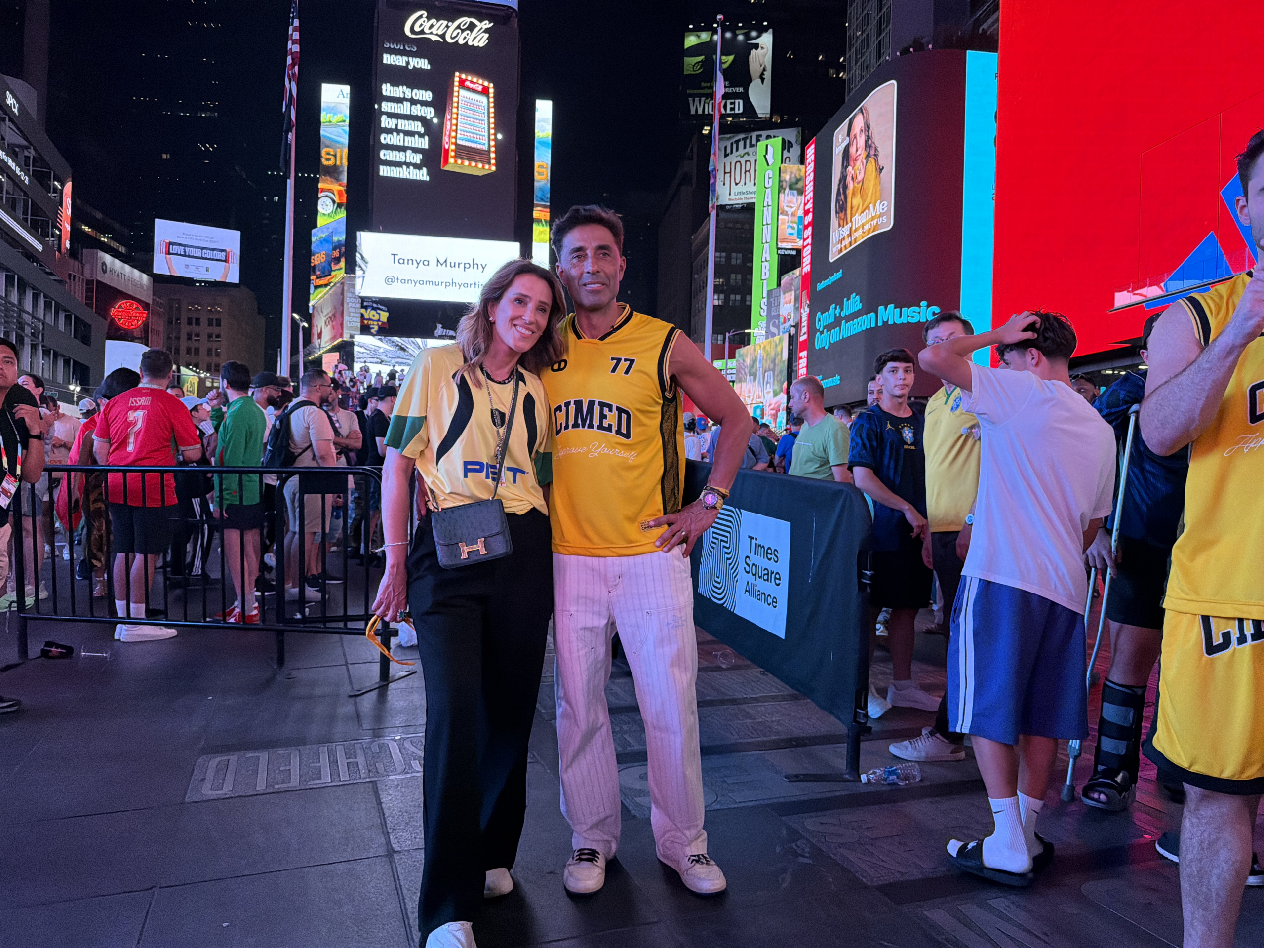 João Adibe e Karla Felmanas movimentam Nova York com ação da Cimed na Times Square