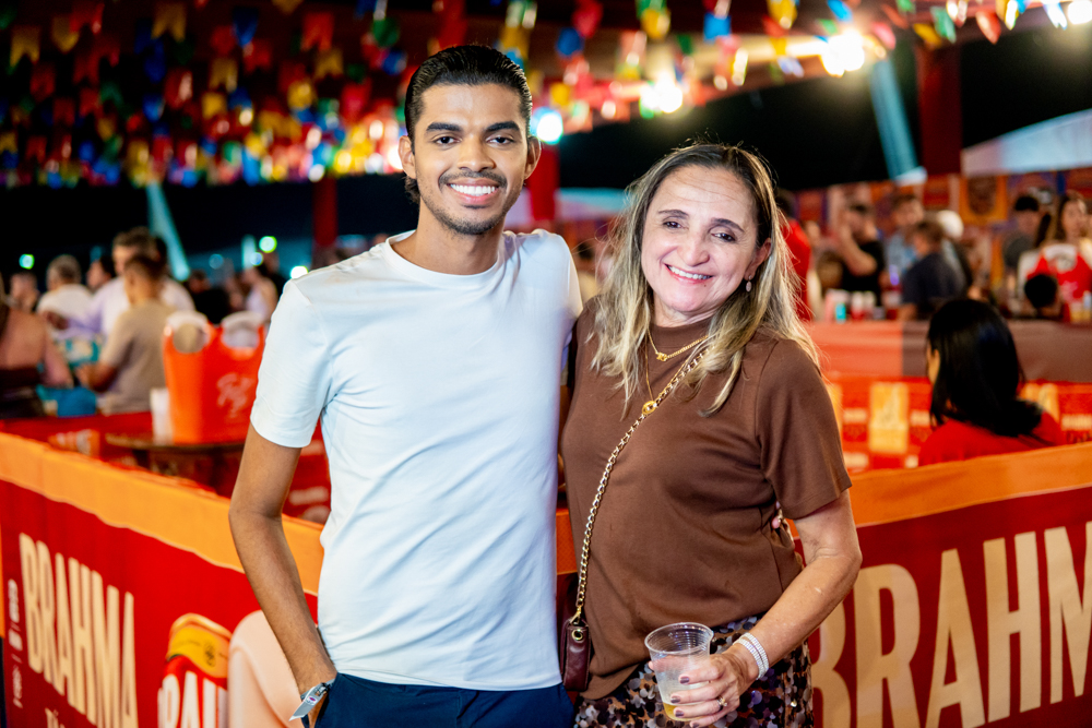 Luiz Carlos Brito E Clara Costa Brito