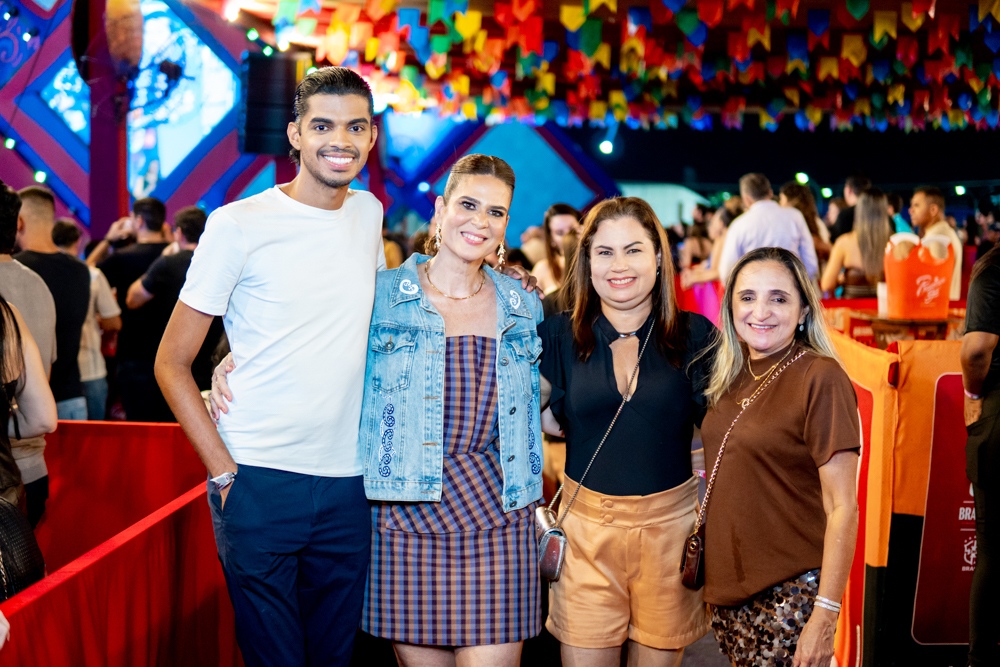 Luiz Carlos Brito, Mirella Accioly, Karine Freitas E Clara Costa Brito