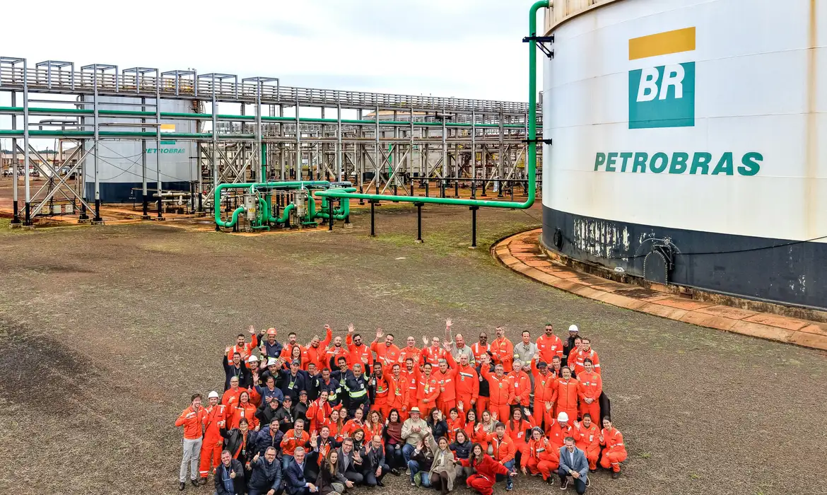 Lula assina contratos para retomar obra em fábrica de fertilizantes
