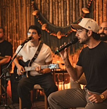 Mézzi transforma sábado em experiência embalada por sessões musicais autorais