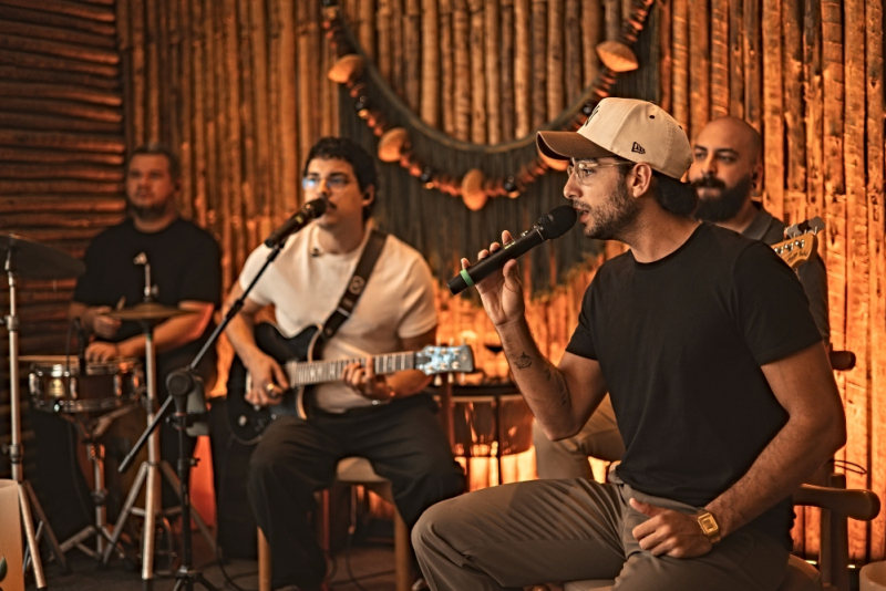 Mézzi transforma sábado em experiência embalada por sessões musicais autorais