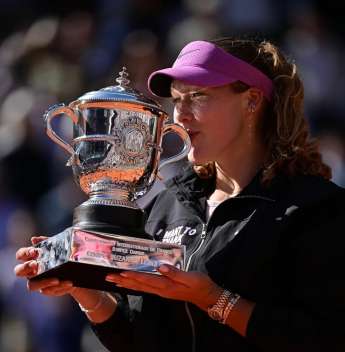 Mirra Andreeva faz história em Paris com título inédito de Roland Garros