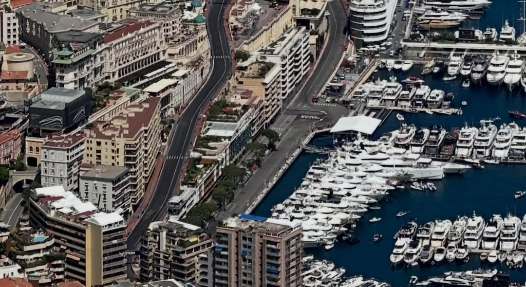 Cidade flutuante: o espetáculo dos megaiates que cerca o GP de Mônaco