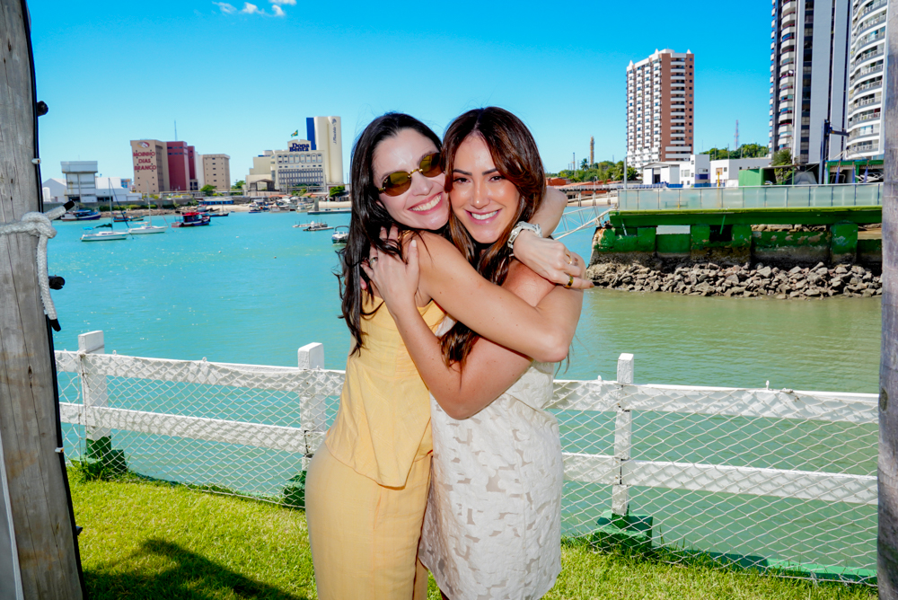 Nailane Benevides E Camila Coutinho (1)