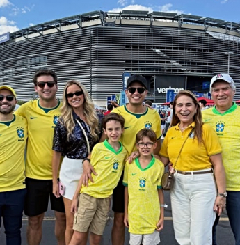 Amarílio e Omar Macêdo acompanham estreia do Brasil nos Estados Unidos na companhia de familiares e amigos