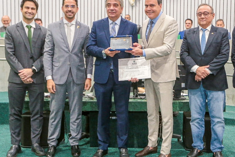 Carlos Gualter de Lucena homenageado na Alece resgata legado associativista
