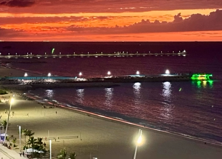 Píer do Ideal ganha iluminação e altera a paisagem urbana para gesto de torcida