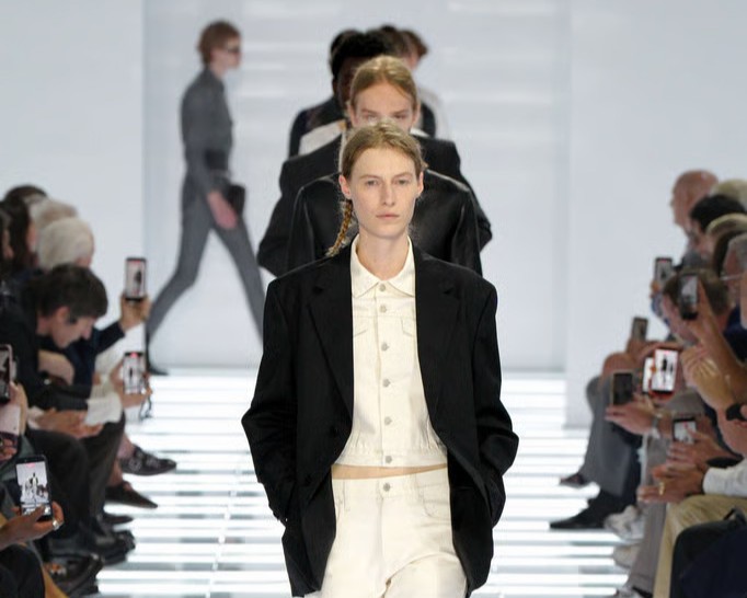 Prada transforma o básico em manifesto de luxo na Semana de Moda de Milão
