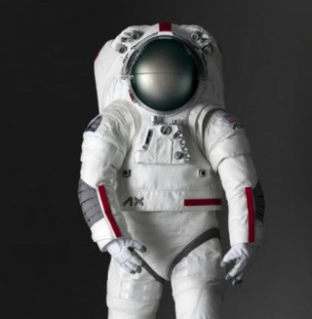 Prada assina design de traje espacial previsto para a missão lunar Artemis III