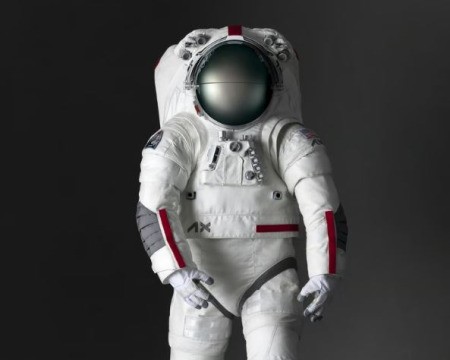 Prada assina design de traje espacial previsto para a missão lunar Artemis III