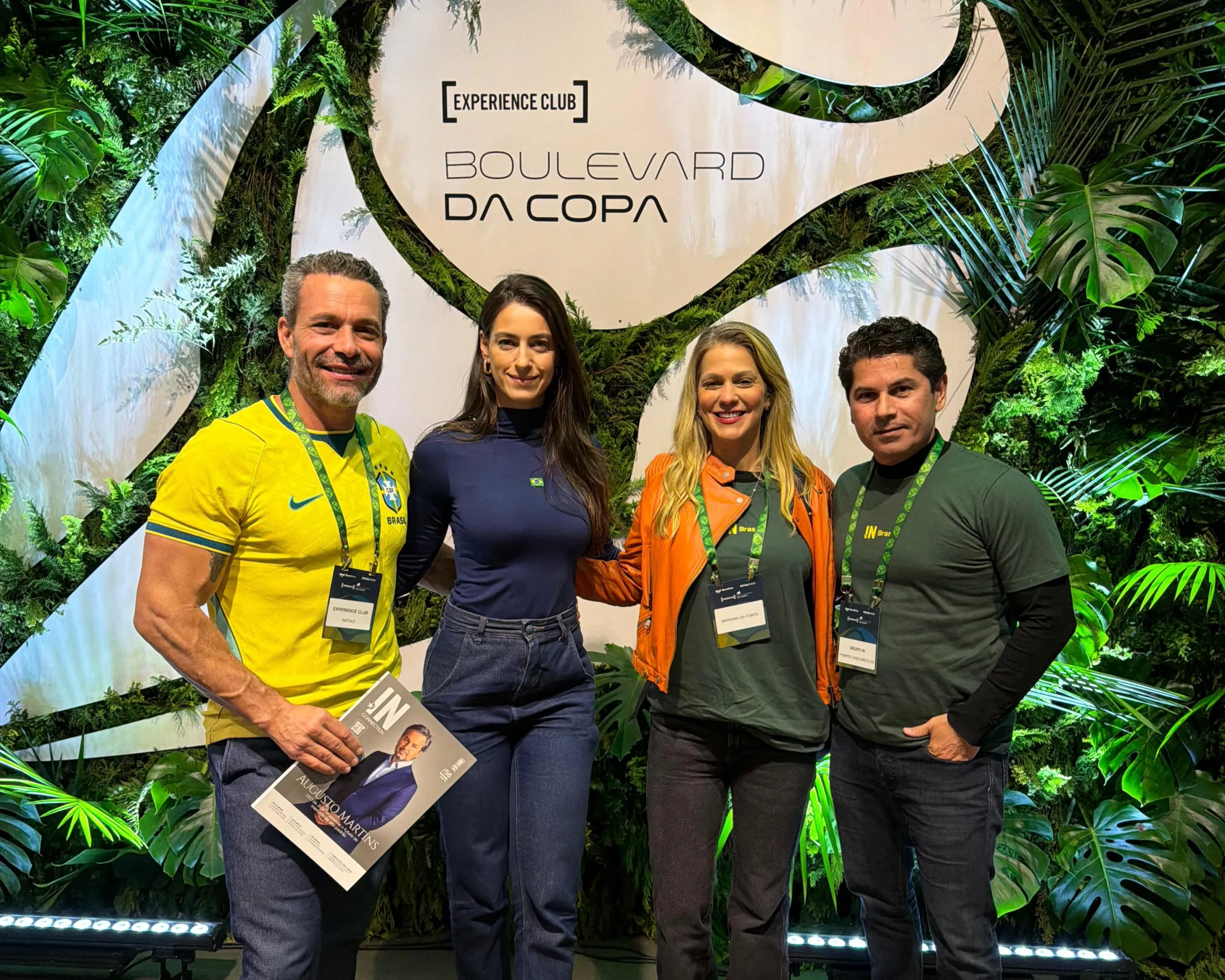 Pompeu Vasconcelos e Mariana da Fonte acompanham vitória do Brasil no Boulevard da Copa em São Paulo