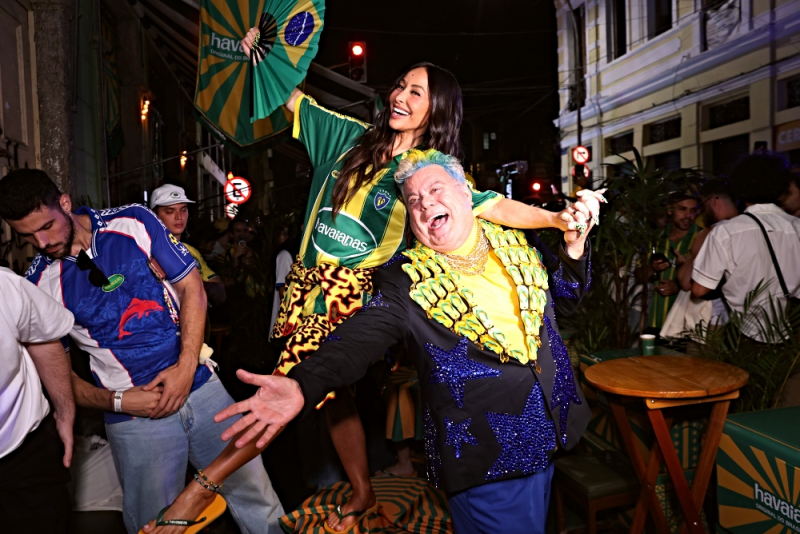 Sabrina Sato e Milton Cunha transformam primeiro jogo da Seleção Brasileira em evento de estilo, samba e torcida no Rio