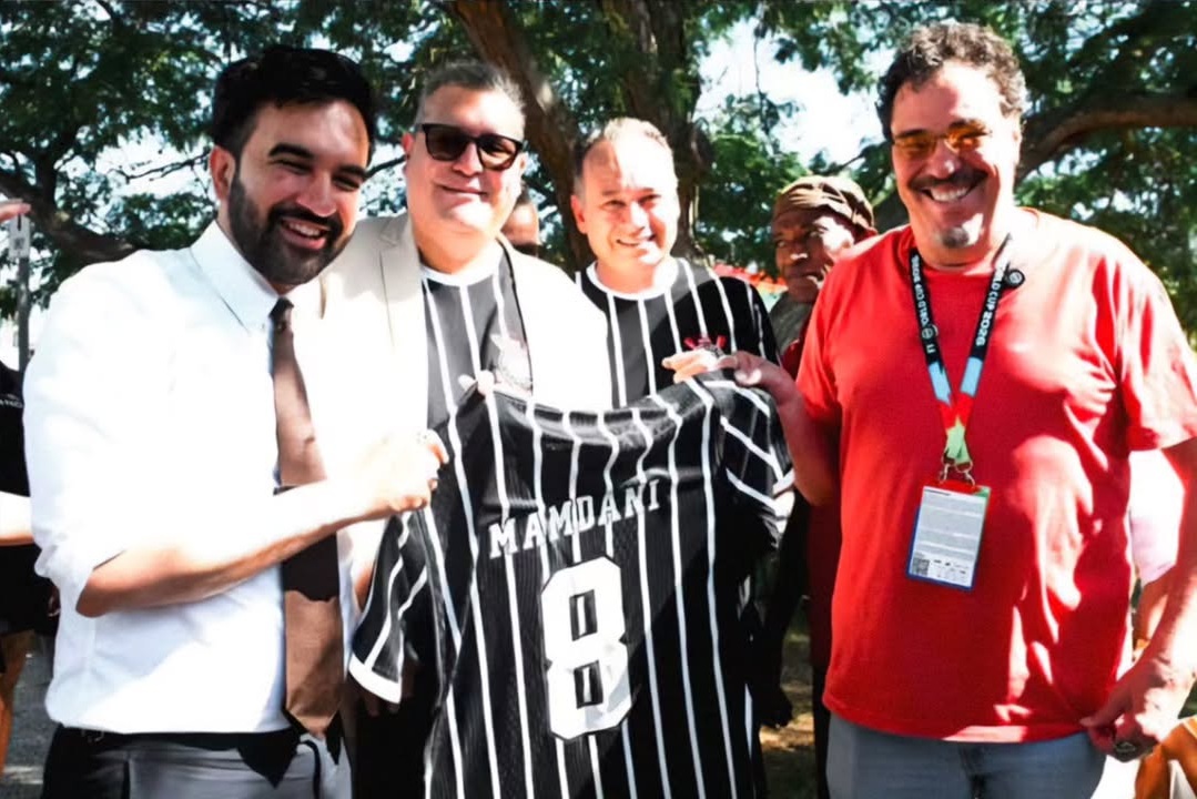 Corinthians homenageia prefeito de Nova York por destacar legado democrático do clube