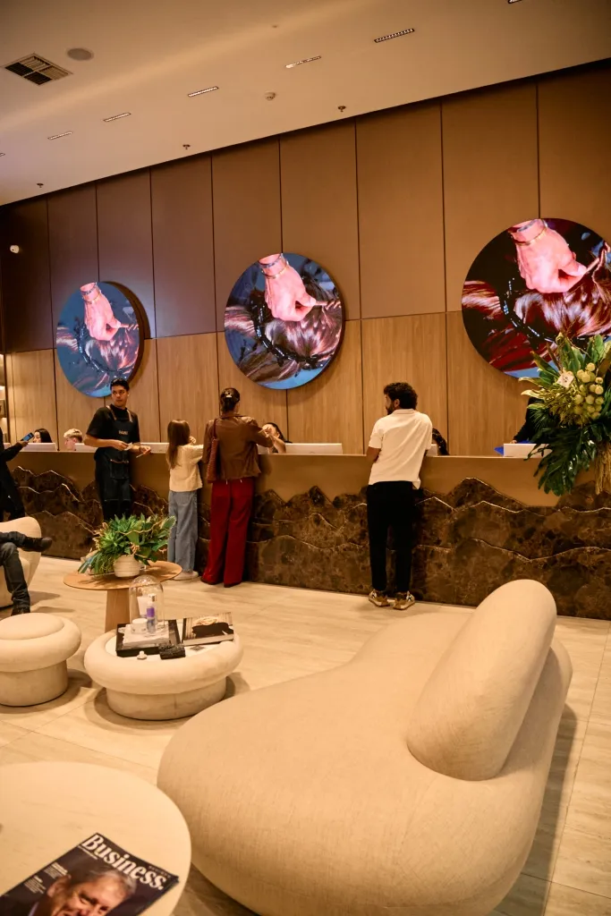 Telão Em Led Na Recepção Do Rom Concept Iguatemi Para Veicular Notícias Institucionais, Campanhas E Publicidade CrÉdito Bel Crisósttomo Rom Concept (1).jpg