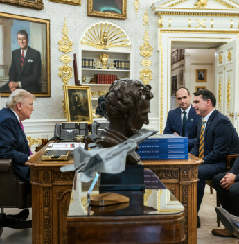 Trump elogia Flávio Bolsonaro e amplia repercussão de encontro na Casa Branca