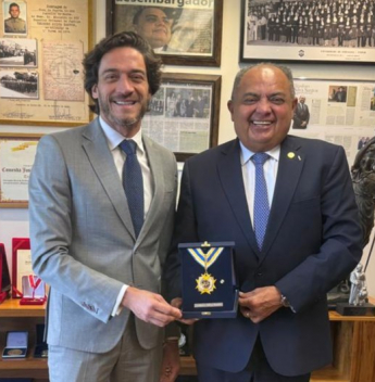 Ministro Teodoro Silva Santos recebe a Medalha 40 Anos da Anape em homenagem à sua trajetória no Direito Público