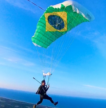 Clima de Copa: Waldonys estreia o paraquedas Scorpion 135 com bandeira do Brasil e compartilha imagens do salto