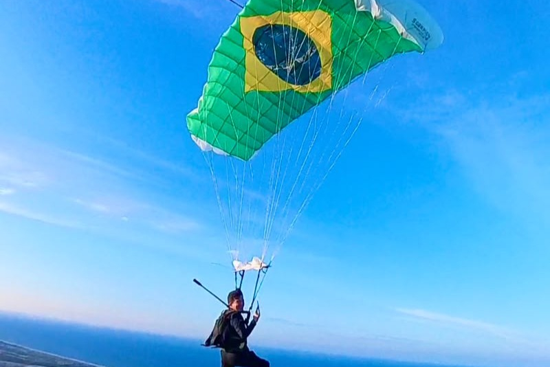 Clima de Copa: Waldonys estreia o paraquedas Scorpion 135 com bandeira do Brasil e compartilha imagens do salto