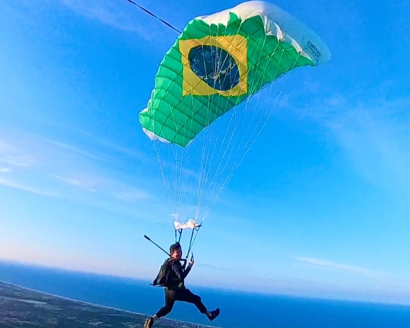 Clima de Copa: Waldonys estreia o paraquedas Scorpion 135 com bandeira do Brasil e compartilha imagens do salto