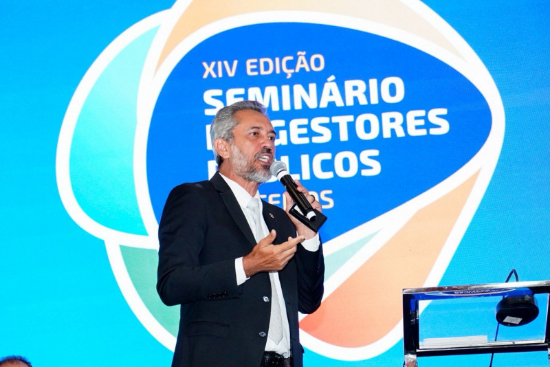 Parceria com municípios domina discurso de Elmano de Freitas em seminário de gestores