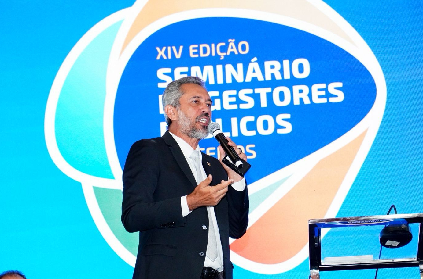 Parceria com municípios domina discurso de Elmano de Freitas em seminário de gestores