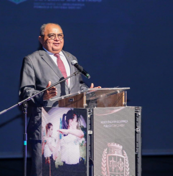 Nos 15 anos da AESP-CE, Teodoro Silva Santos e autoridades discutem formação e cooperação para a segurança