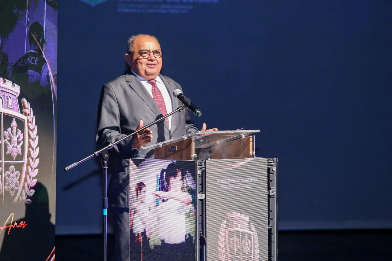 Nos 15 anos da AESP-CE, Teodoro Silva Santos e autoridades discutem formação e cooperação para a segurança