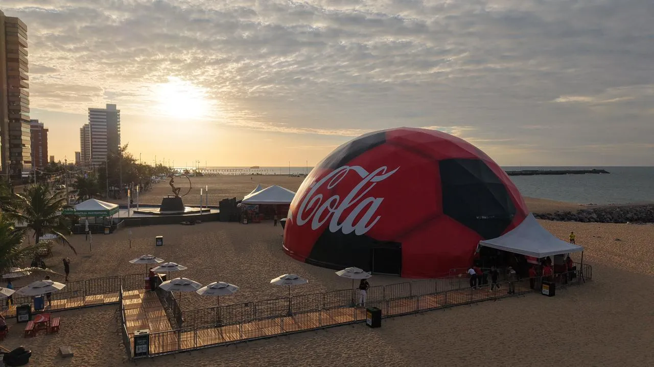 Copa do Mundo impulsiona nova experiência na Praia de Iracema com Coca-Cola Fanzone