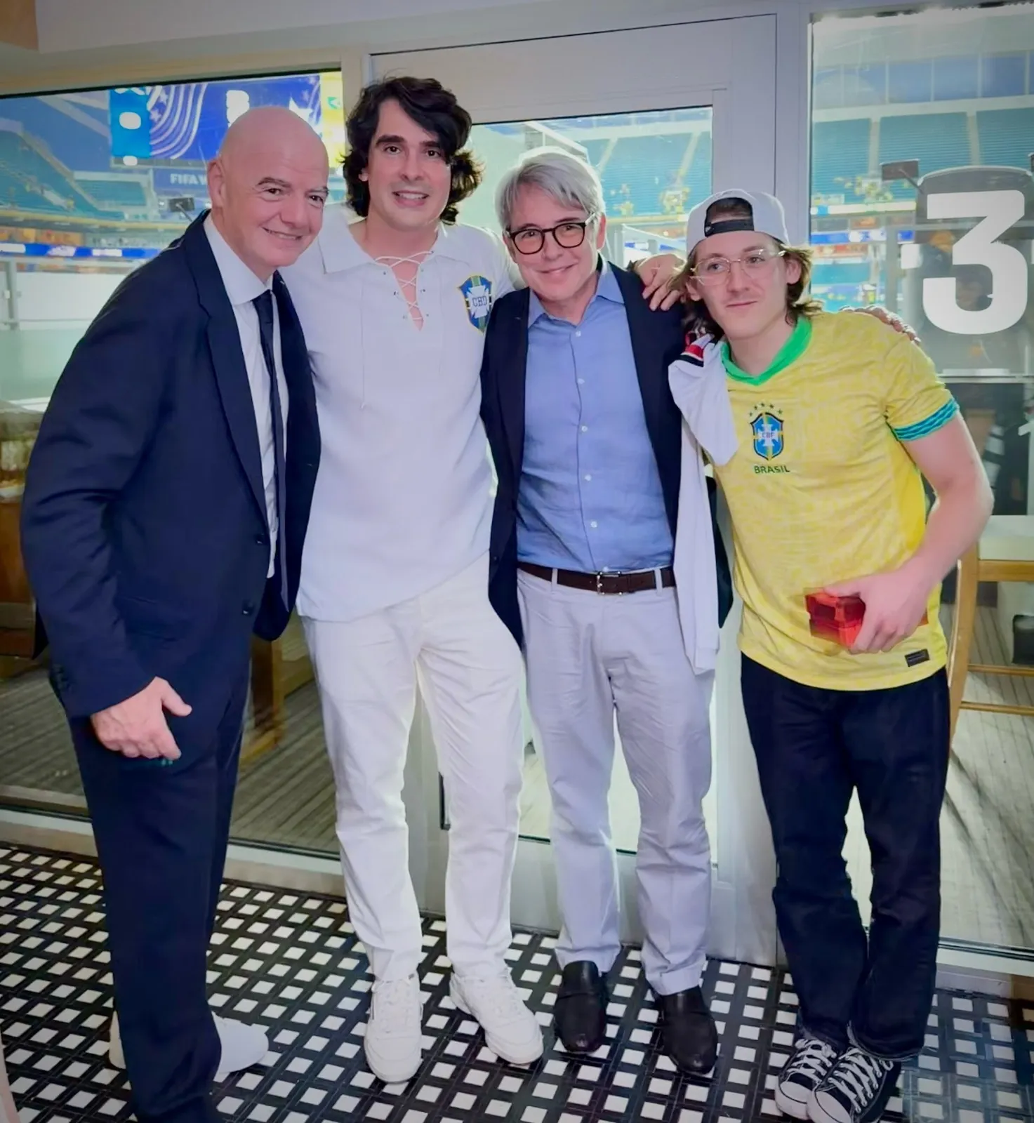 Gianni Infantino (presidente da FIFA), Diego Fernandes, Matthew Broderick e seu filho, James Wilkie Broderick