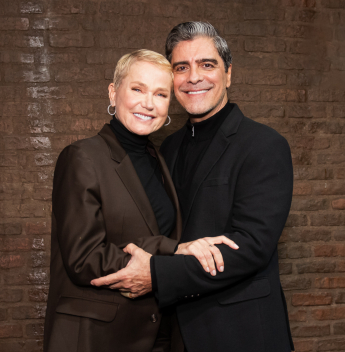 Noite de reencontros: Xuxa prestigia Junno Andrade e Miguel Falabella no musical “Victor ou Victoria” ao lado de ex-paquitas