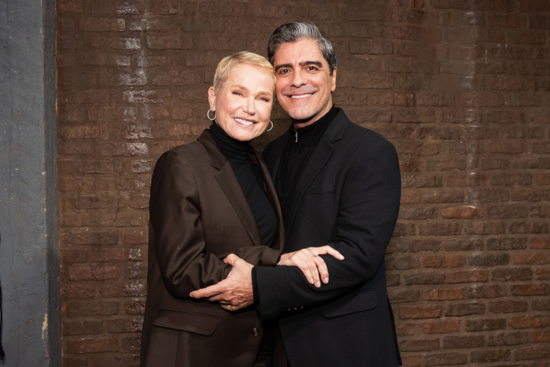 Noite de reencontros: Xuxa prestigia Junno Andrade e Miguel Falabella no musical “Victor ou Victoria” ao lado de ex-paquitas