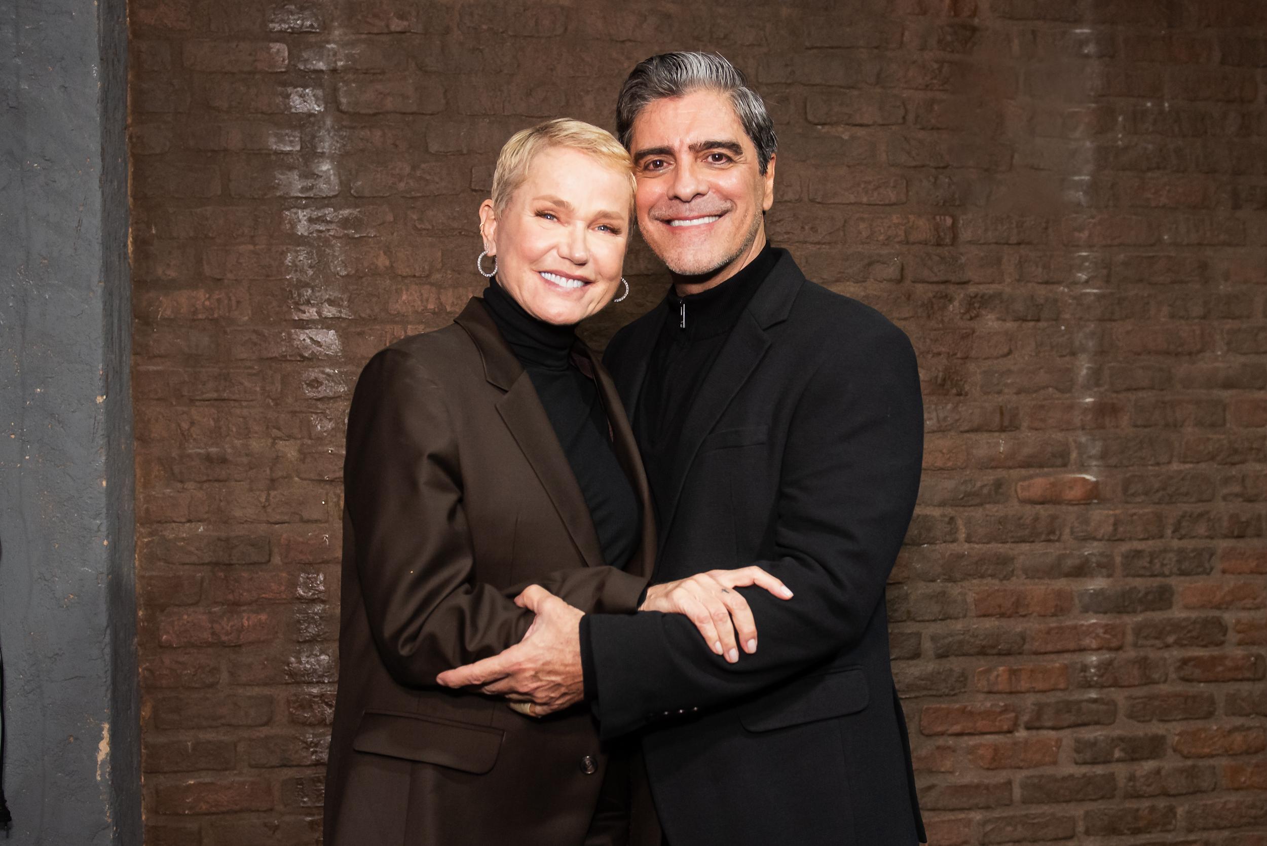 Noite de reencontros: Xuxa prestigia Junno Andrade e Miguel Falabella no musical “Victor ou Victoria” ao lado de ex-paquitas