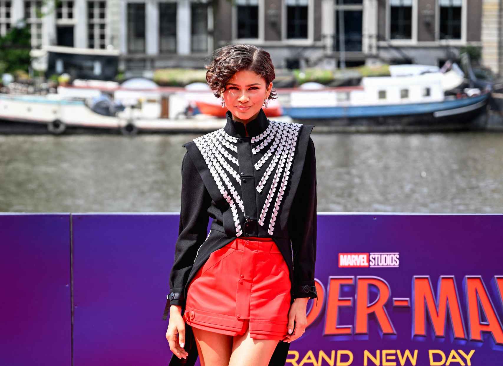 Zendaya aposta em criação da Louis Vuitton durante divulgação de “Spider-Man: Brand New Day” em Amsterdã