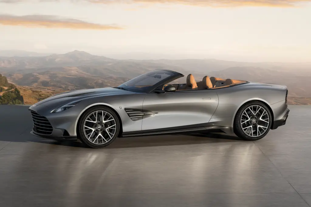 Aston Martin Vanquish 25 celebra 25 anos com V12 de 835 cv e só 50 unidades
