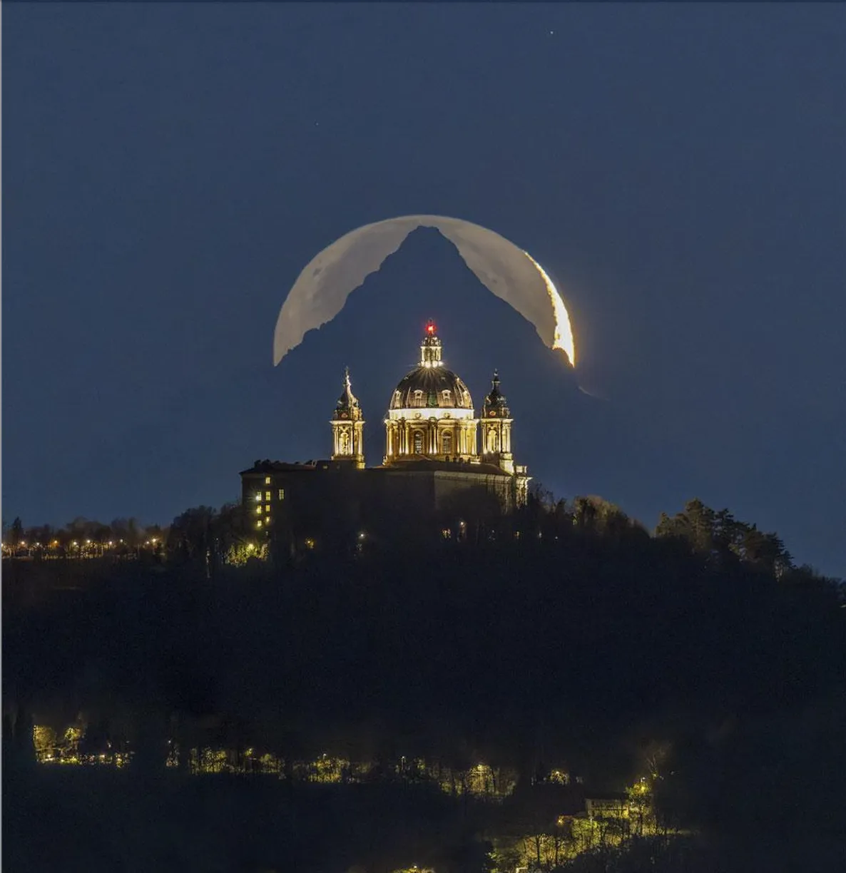 Após seis anos de planejamento, fotógrafo registra raro alinhamento entre a Lua, os Alpes e uma basílica italiana
