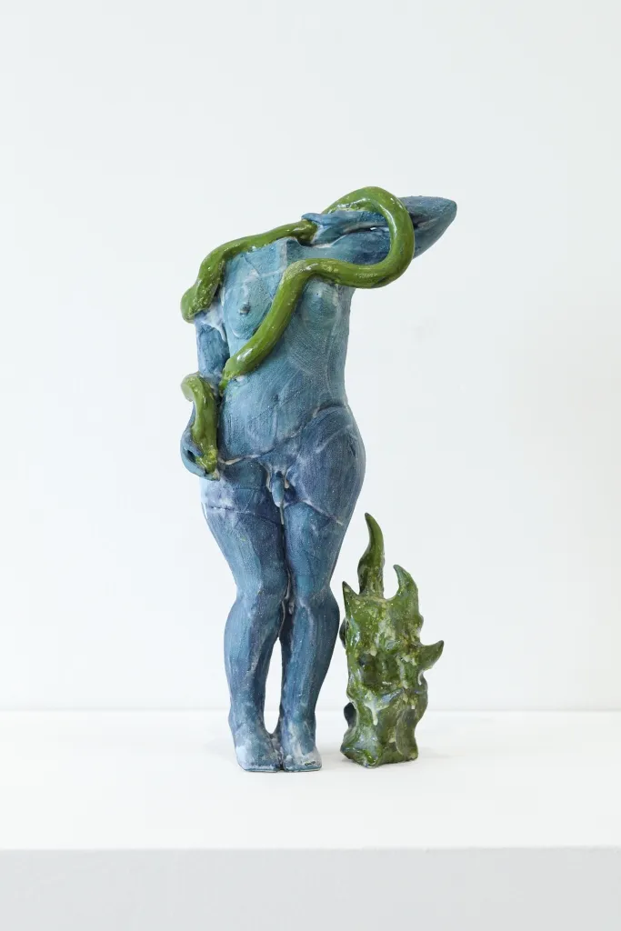 Camila Albuquerque (münster, Alemanha, 1997, Vive Em Fortaleza), Fogo Da Danada, 2025, Cerâmica Esmaltada, 43 X 21 X 9 Cm. Foto Pedro Bessa