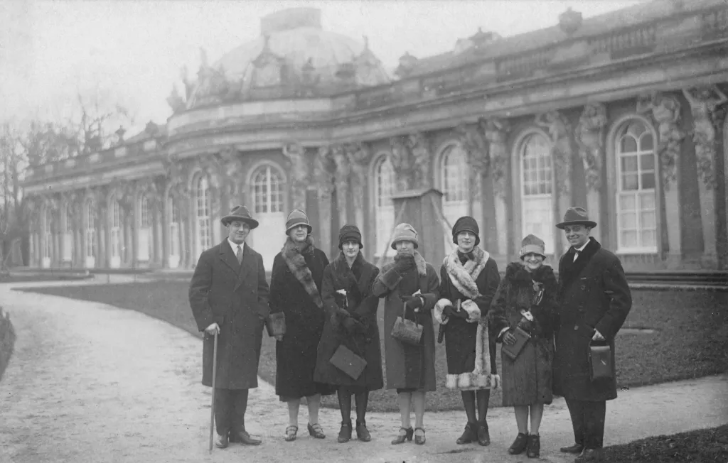 Dois F0068 Alberto Haas, Rose Klabin, Ema, Mulher Não Identificada, Eva, Judith Junqueira Danova E Rafael Danova Diante Do Palácio Da Sanssouci (1929)