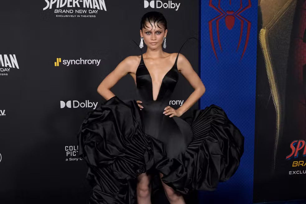 Zendaya impressiona com vestido escultural e decote profundo na estreia de ‘Homem-Aranha’