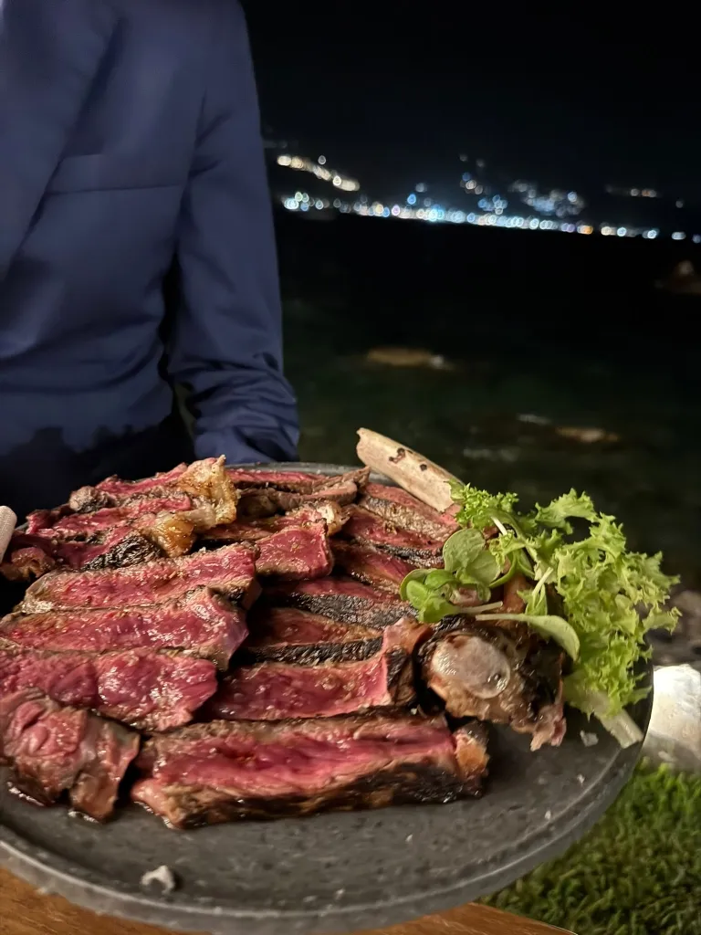 Grelha à Beira Mar Com Batatas Purê E Trufas Gastronomia Do Atlantis Bay