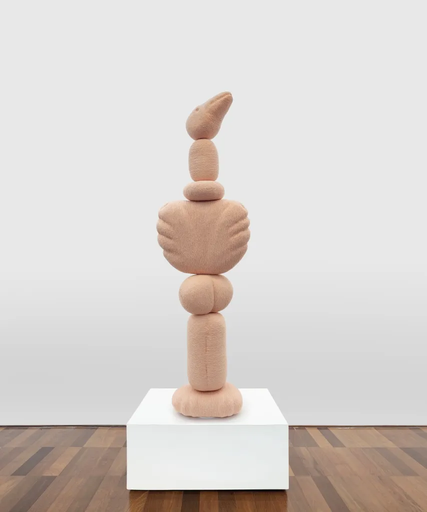 Higo José (são Benedito, 1994), Ave Antropozoomórfica, 2025, Barbante, Espuma, Base De Ferro Pintada, Alumínio E Fita Crepe, 163 X 49 X 27 Cm. Foto ©filipe Berndt