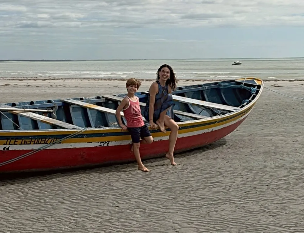 Isis Valverde aproveita dias de descanso em Jericoacoara, ao lado do filho Rael