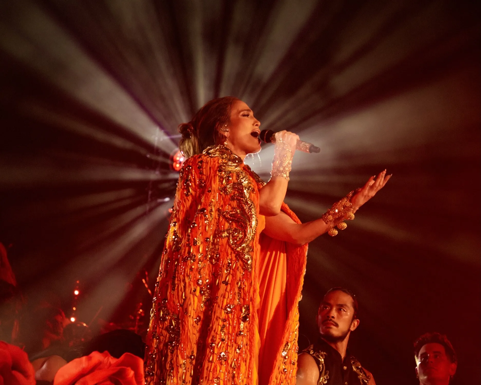 De look escultural a show histórico: Jennifer Lopez marca o retorno da Dolce&Gabbana a Taormina