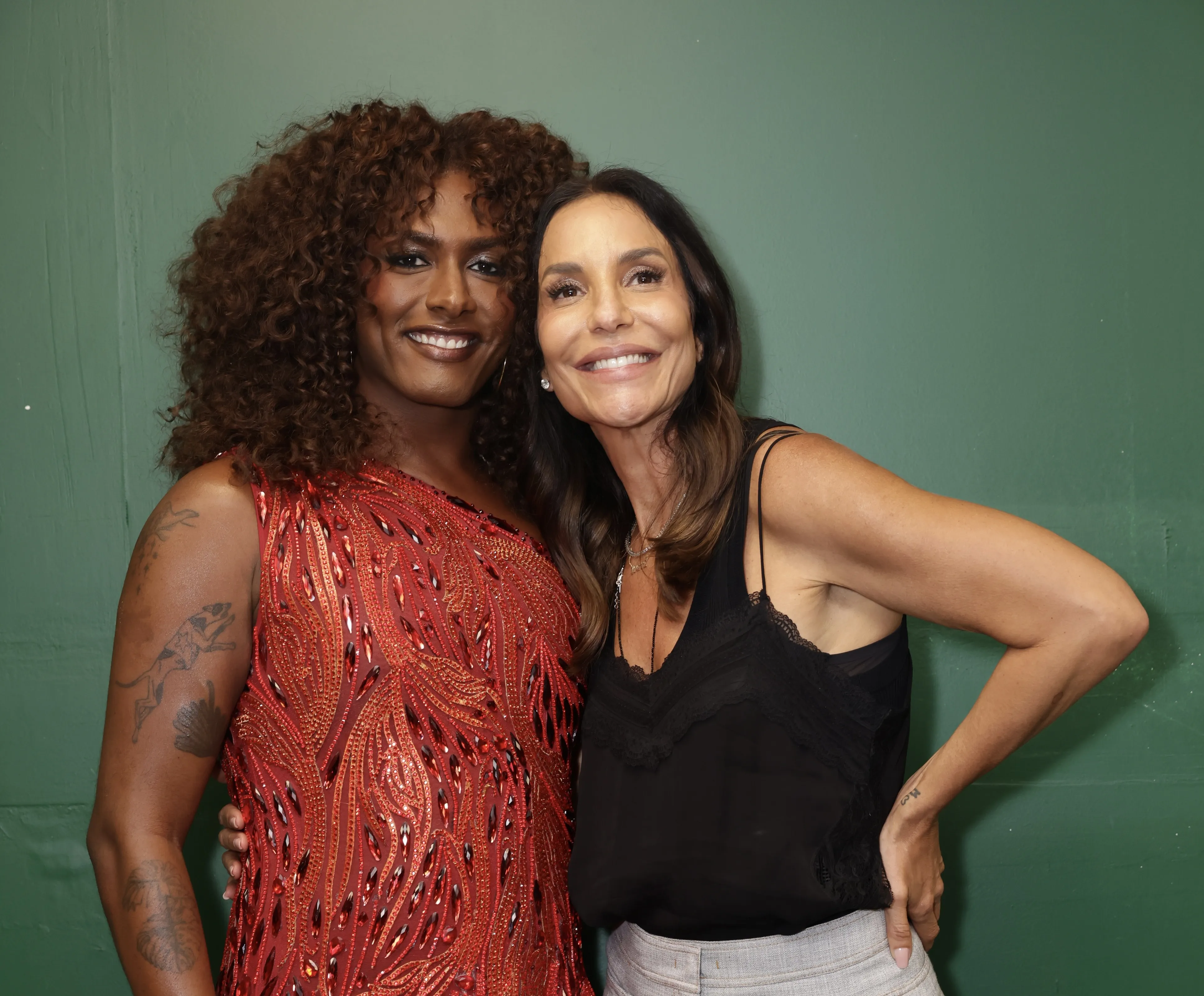 “Bye Bye Caju”: Ivete Sangalo, Tiago Abravanel e mais artistas prestigiam estreia da turnê de Liniker em São Paulo
